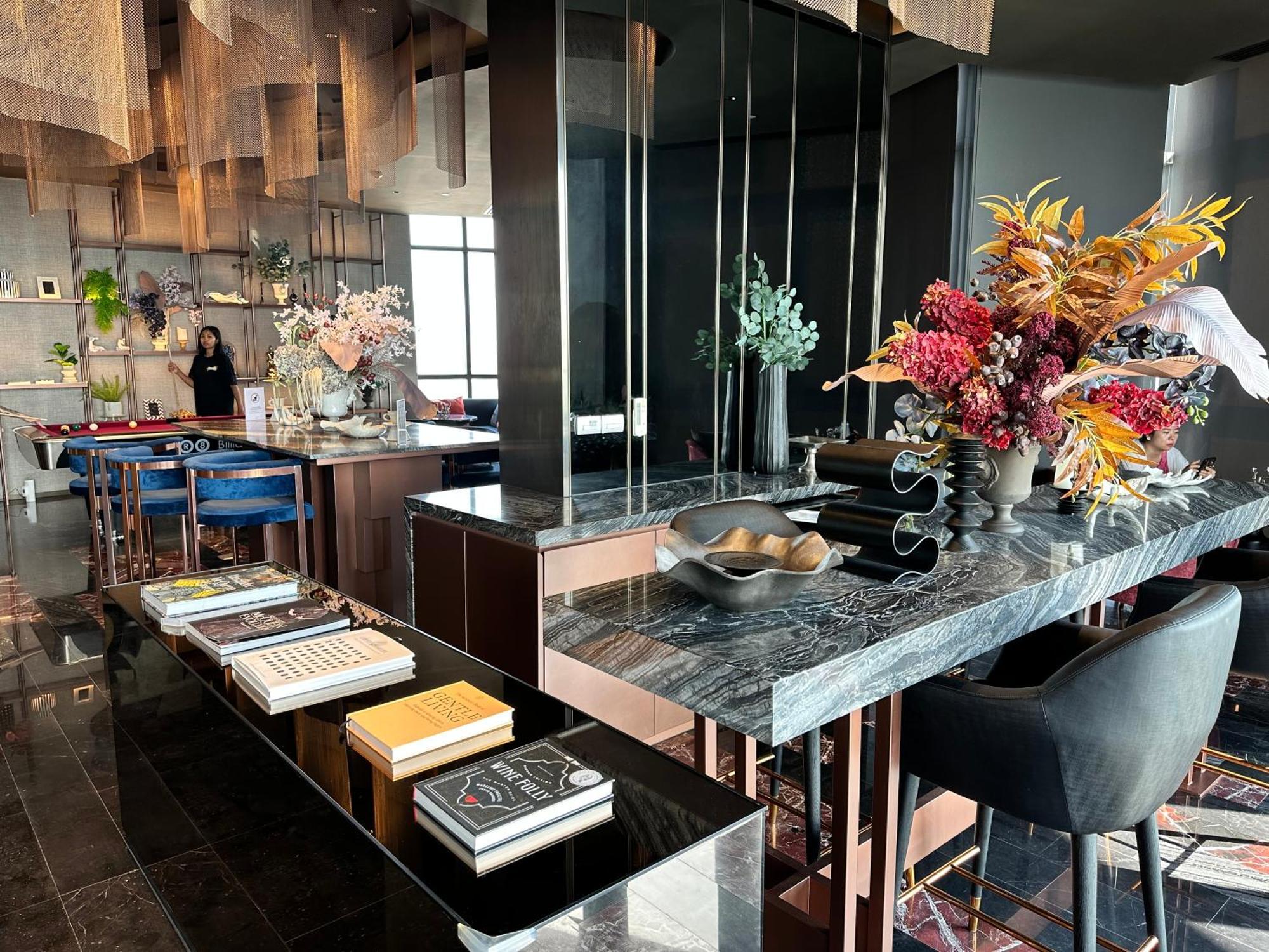 Edge Apartment *